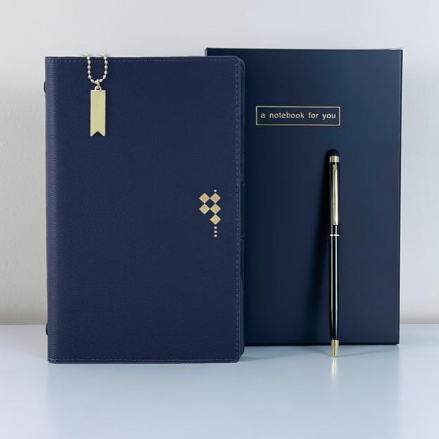 Bleu profond + étiquettes volantes