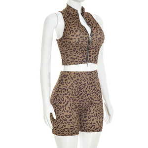 Viviblook J26ST283 Ensemble de yoga et fitness pour femme, débardeur sexy sans manches à fermeture éclair imprimé léopard et short taille haute, deux pièces - Product Image 4