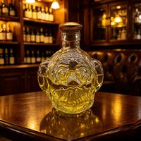 Bouteille de vin en verre sculpté personnalisable en usine avec bouchon en liège et emballage en carton pour bouteilles de spiritueux modernes de luxe