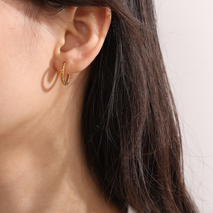 Boucles d'oreilles créoles dorées à texture gaufrée, design minimaliste, bijoux de mode pour femmes - Product Image 4