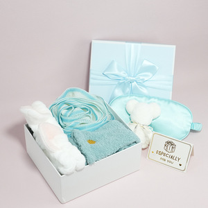 Ensemble cadeau de spa de luxe pour femmes avec pantoufles en peluche, peignoir, masque pour les yeux et ours en peluche en bleu menthe - Product Image 4