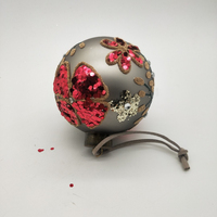 Boule de Noël en verre de qualité supérieure, 8 cm, gris mat, avec des fleurs rouges, pour la décoration de l'arbre de Noël