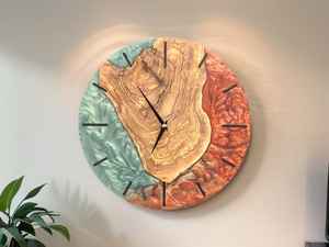Reloj de Pared de Resina y Madera Hecho a Mano, Duradero, Elegante, Funcional, Estilizado y Decorativo, Ideal para Sala de Estar o Dormitorio - Product Image 2