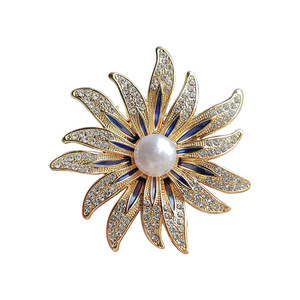 Fábrica al por mayor girasol broche elegante exagerado chapado en oro Pave circón perla sol flor broches - Product Image 6
