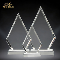 Trophée triangulaire en cristal vierge tendance, design créatif et innovant pour cadeaux de bienvenue