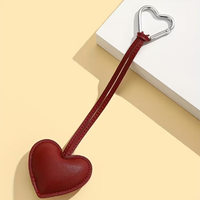 Pendentif de sac minimaliste en cuir PU en forme de cœur de pêche, accessoire vestimentaire sur le thème de l'amour, breloque pour couple