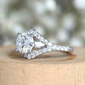 Anello di Fidanzamento F1615 per Donna in Oro Bianco con Diamante Taglio Brillante Rotondo Colore G Naturale e Diamanti Laterali - Product Image 3