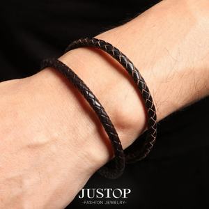 Pulseras de Cuero PU Trenzado de Estilo Simple en Color Negro JUSTOP para Mujeres y Hombres con Cierre Magnético, Regalo Moderno, Hecho en China - Product Image 3
