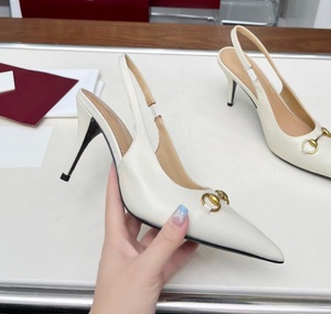 Chaussures à talons hauts classiques de style luxueux avec boucle en forme de mors de cheval, bout pointu et talon fin. Chaussures à bride arrière en cuir véritable - Product Image 2
