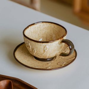 แก้วกาแฟเซรามิคลายดอกนูนเคลือบแบบ Retro Kiln Change Glaze พร้อมจานรอง แก้วน้ำลาเต้สำหรับดื่มชายามบ่ายที่สวยงามด้วยการเคลือบใต้ผิวแบบละเอียด - Product Image 2
