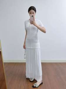 <span class=keywords><strong>Abito</strong></span> <span class=keywords><strong>in</strong></span> <span class=keywords><strong>maglia</strong></span> a maniche corte con <span class=keywords><strong>motivi</strong></span> floreali perlati per la primavera, con vestito interno a collo alto, ideale per le socialite. - Product Image 3