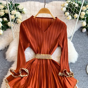 Abito lungo da donna bianco vintage con scollo a V, plissettato, a balze, in pizzo, elegante e romantico, per serate formali, chic - Nuova collezione Autunno 2026 (Vendita all'ingrosso) - Product Image 3