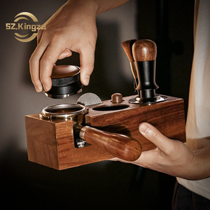 Estación de Apisonado de Café Kingze de 58 mm, Soporte para Portafiltro de Espresso de Madera de Nogal, Organizador de Herramientas para Barista, para Uso <span class=keywords><strong>en</strong></span> Casa, Cafetería o Bar - Product Image 1