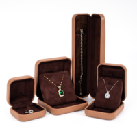 Boîte à bijoux en cuir PU grain de chameau avec logo personnalisé, fermeture magnétique, toutes tailles, doublure en velours marron foncé, gaufrage, pour bague de la Saint-Valentin