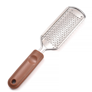 ที่ขูดส้นเท้าสแตนเลสสองด้านพร้อมด้ามไม้ สำหรับขจัดหนังด้านและผิวแข็ง - Product Image 1