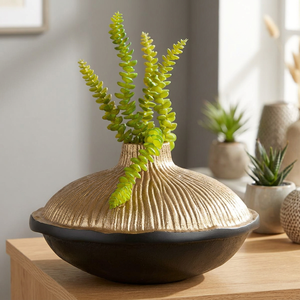 Jarrón de Mesa Contemporáneo Modern Muse de Bronce con Base Negra, Soporte Decorativo para Plantas Hecho a Mano - Product Image 4