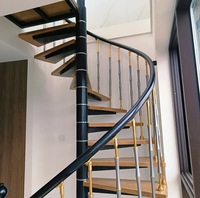 Escalier en colimaçon métallique moderne pour intérieur, gain de place, en acier avec marches en bois, hauteur personnalisable pour maison, villa, duplex, loft