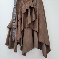 Jupe trapèze asymétrique marron en similicuir suédé pour femme, style rétro Y2K, avec volants et ceinture en cuir, taille haute, collection Printemps-Été 2026 (vente en gros)
