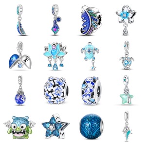 Un colgante de esmalte azul plateado con circonitas, flores, estrellas y motivos de animales, ideal para la creación de joyas. - Product Image 1