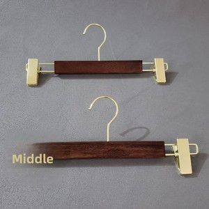 Cintres en <span class=keywords><strong>bois</strong></span> pour hôtel, imitation or, avec crochets, porte-pantalon, étendoir à <span class=keywords><strong>sous</strong></span>-vêtements, pinces antidérapantes pour magasin <span class=keywords><strong>de</strong></span> vêtements <span class=keywords><strong>de</strong></span> luxe - Product Image 1