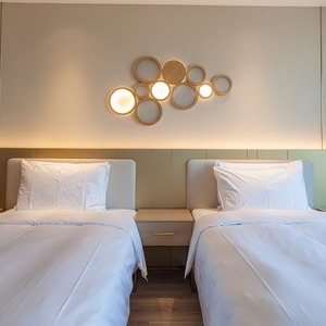 Ensemble de meubles de chambre à coucher économique et moderne pour appartements et hôtels Cadres de lit en bois pour lits simples et doubles sur mesure Table de chevet pour matelas - Product Image 1