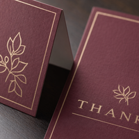 Kit de Branding Personnalisé 5 Pièces pour Restaurant : Manchons de Tasses, Sacs, Cartes de Menu, Marqueurs de Table, Cartes de Remerciement pour la Restauration Complète