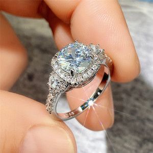 Anello di Fidanzamento in Zirconia Cubica per Donne, Elegante Fede Nuziale con Stile Classico - Product Image 3