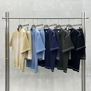 Ensemble 2 pièces streetwear pour hommes en tissu gaufré, avec t-shirt oversize et short à coutures contrastantes effet peinture pulvérisée, vente en gros - Product Image 4