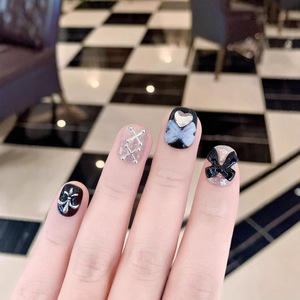 Adesivi per Unghie Fatti a Mano con Orsetto Cartoon e Fiocco Bianco e Nero, Unghie Finte Pronte all'Uso - Product Image 4