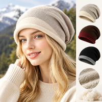 Bonnet tricoté doux et extensible à blocs de couleur, coupe ample, avec revers, pour femme, idéal pour la randonnée en extérieur et les voyages hivernaux, coupe-vent