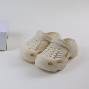 Sandalias Crocs blancas de suela gruesa antideslizantes con punta cerrada para hombres y mujeres, sandalias planas con tacón de 3cm para uso en exteriores y playa - Product Image 3