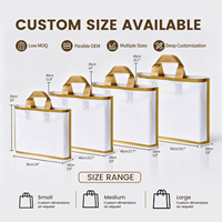 Sac fourre-tout en plastique PE givré avec bordure dorée, logo personnalisé, réutilisable, imperméable, pour boutique de vêtements, vente au détail, OEM, ODM