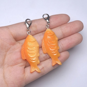 พวงกุญแจรูปปลาแสนน่ารัก ดีไซน์ใหม่ สไตล์การ์ตูน ของตกแต่งกระเป๋าเป้สะพายหลัง จี้รูปอาหารจิ๋ว สำหรับสาวๆ ของขวัญเครื่องประดับตกแต่งกระเป๋า - Product Image 3