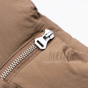 Vestes matelassées courtes sans manches en duvet OEM, design personnalisé, légères, rembourrées, zippées - Product Image 3