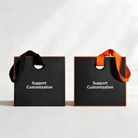 Sacs cadeaux en papier écologiques faits à la main avec poignées découpées et logo pour l'emballage artisanal et de luxe