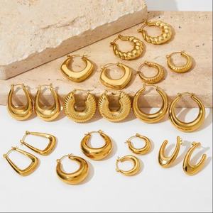Pendientes de Aro Grandes de Acero Inoxidable de Alta Calidad con Diseño Hueco, Chapados en Oro de 18k, con Textura de Hilo Grueso, Venta al por Mayor para Mujer - Product Image 1