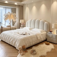 Cadre de lit double king size moderne et luxueux, rembourré en tissu, mobilier de chambre à coucher au design minimaliste pour maison et villa