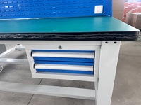 Banc de travail antistatique double face, structure en acier robuste avec panneau perforé partagé, éclairage LED, prises électriques, tiroirs à outils