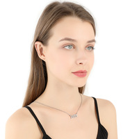 Collier personnalisé numéro d'année populaire, nouveau design de police, en acier inoxydable, ornement commémoratif personnalisé pour anniversaire et fêtes, vente en gros