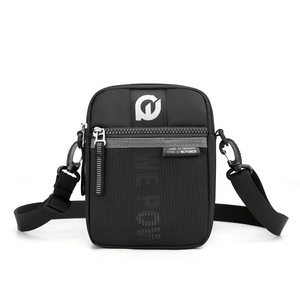 Sac bandoulière messager en nylon léger et imperméable, tendance, pour hommes et femmes, décontracté, avec une seule sangle d'épaule, idéal pour les voyages et les loisirs, avec logo. - Product Image 2