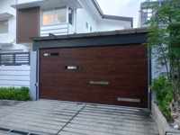 Porte de garage extérieure moderne en acier avec fonction antivol, surface finie, porte piétonne et insert de fenêtre