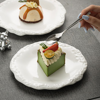 Assiettes en céramique à bord irrégulier personnalisables, assiettes à dîner blanches texturées en relief, adaptées aux hôtels, aux banquets de mariage, aux fêtes