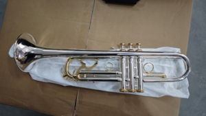 Trompeta Profesional TP-M410GS Lexington con Acabado en Oro y Plata - Product Image 4