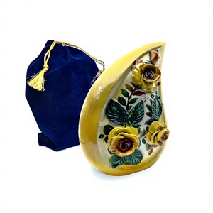Urne avec roses jaunes 3D en forme de larme peinte à la main Urne de crémation de 10 pouces pour cendres humaines avec sac en velours gratuit - Product Image 1