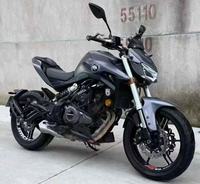 Moto à essence haute puissance QJMOTOR Chase 350 27kW 31Nm bicylindre à transmission à 6 vitesses