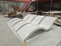 Chaise longue de piscine moderne de luxe en fibre de verre en forme de S pour villa et complexe hôtelier