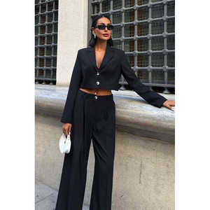 Ensemble de costume noir pour femme Sobe avec blazer court à fermeture boutonnée et pantalon palazzo modèle 9933 - Product Image 5