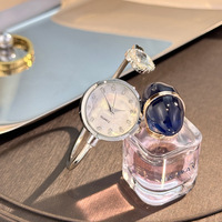 Bracelet-montre en alliage trèfle à quatre feuilles de luxe à la mode avec cadran en verre, mouvement à quartz de 9 mm d'épaisseur pour femmes