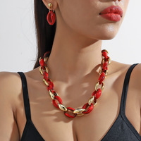 Nouvel ensemble collier et boucles d'oreilles tendance transfrontalier, long, en acrylique, avec chaîne en plastique et perles multicolores, au design épuré et audacieux, polyvalent
