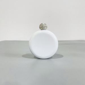 Mini Botella de Licor/Whisky Redonda Blanca de 5 oz para Sublimación, con Tapa de Diamantes de Imitación - Product Image 4
